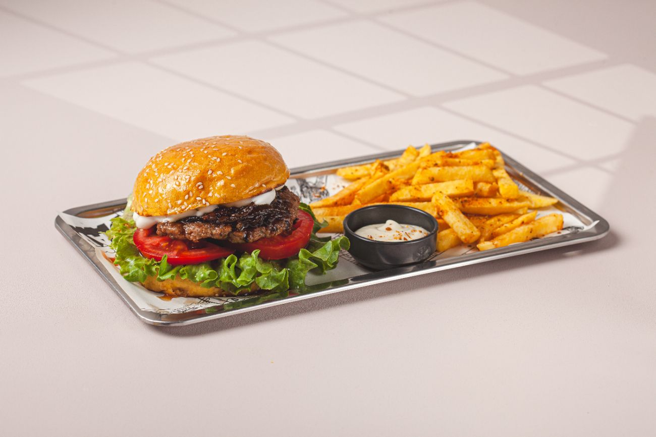 HAMBURGER MENÜ + COLA